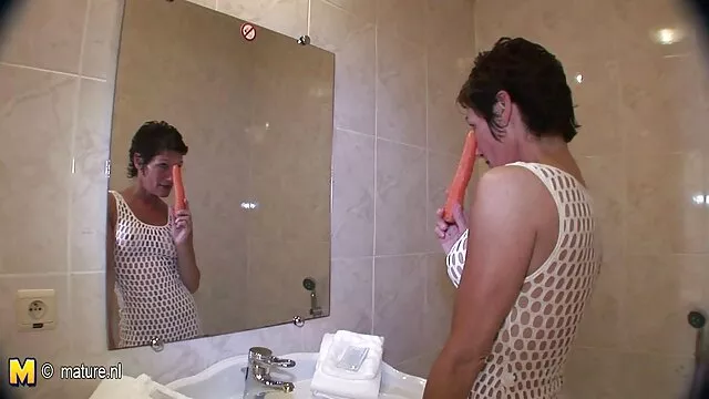 AMA puchnie, ciągnę jej ojca, erotyka z murzynem Kubuś ciągnie wieprzowinę obok piszczącej świni.