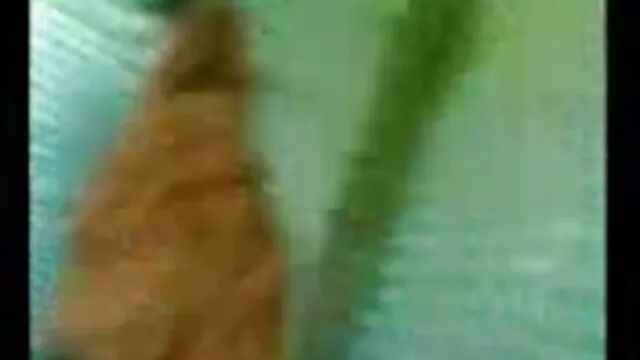 Wsadził rękę głęboko erotyczne filmy mamuski w