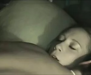 Wisznu pali filmy erotyczne z mamami na schodach, podczas gdy tata śpi