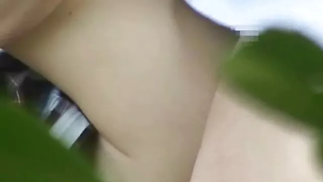 W mgnieniu oka . dziewczyna na plaży erotyczne masaże filmy jest głęboko schwytana przez firmę ze striptizem.