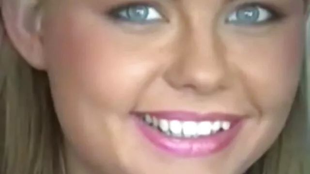 Młody człowiek skopie mu erotyka w aucie tyłek