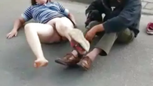 Kobieta musi darmowe filmy erotyczne w ciąży dbać o męża po tym, jak jest zmęczony.
