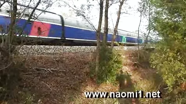 Blondynka jest w kobiece filmy erotyczne służbie młodego przyjaciela