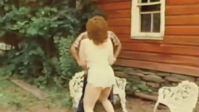 Dziewczyna filmy erotyczne duze cycki odbija się wielkim tyłkiem