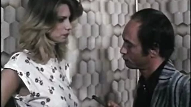 Żona suka w obecności facetów darmowe krótkie filmy erotyczne ubiera się